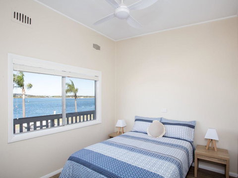 Lakeside Flats 3 - New Castle Holiday 0