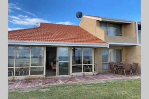 Lands Edge - New Castle Holiday 1