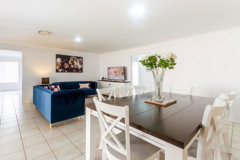 Large Executive And Family Home - Flinders View - New Castle Holiday 0