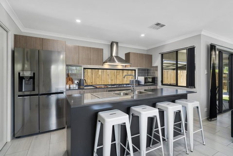 LAVISH BEACH HOUSE ON THE SURF SIDE! - New Castle Holiday 3