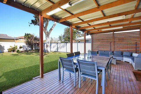 Lazy Days Beach House, Jervis Bay - Pet Friendly, 4 Mins Walk To Beach - New Castle Holiday 1