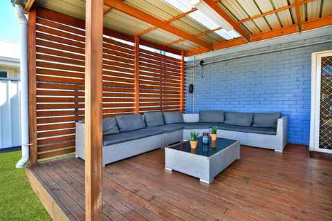 Lazy Days Beach House, Jervis Bay - Pet Friendly, 4 Mins Walk To Beach - New Castle Holiday 2