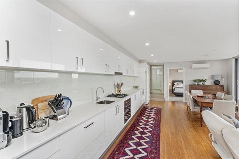 Light Filled Apartment With Sweeping Harbour Views - New Castle Holiday 2