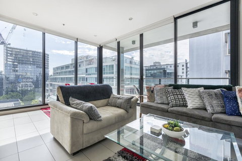 LIGHT, AIRY, SPACIOUS QUEENS ROAD APARTMENT - New Castle Holiday 0