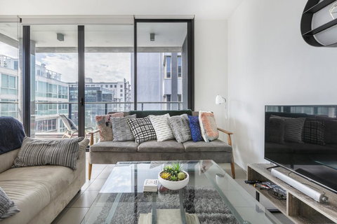 LIGHT, AIRY, SPACIOUS QUEENS ROAD APARTMENT - New Castle Holiday 2