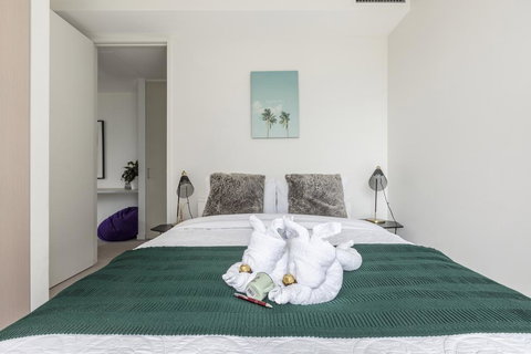 LIGHT, AIRY, SPACIOUS QUEENS ROAD APARTMENT - New Castle Holiday 3