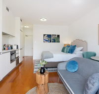 Luxurious light-filled studio in winning location - New Castle Holiday