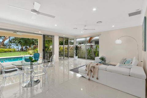 Luxury Living On The Beachfront - New Castle Holiday 3