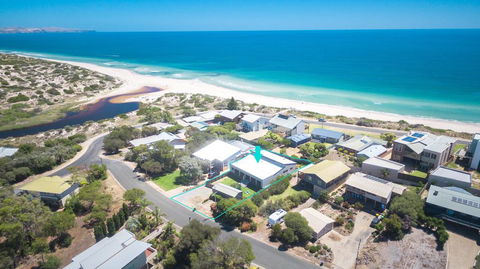 Luxury On Lewis - 6 Lewis Road - New Castle Holiday 1