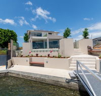 Luxury Waterfront Family Entertainer on Dolphin - New Castle Holiday