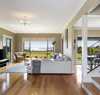 LUXURY WATERFRONT FAMILY HOME-TASMANIA I-L'Abode - New Castle Holiday