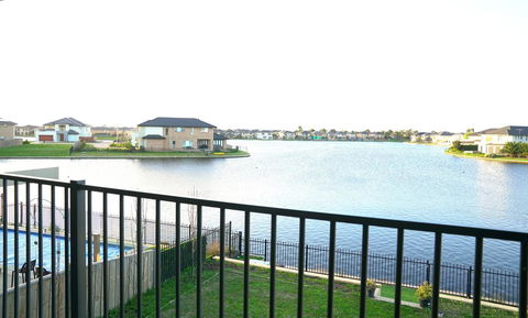 Luxury Waterfront Villa In Sanctuary Lakes - New Castle Holiday 2