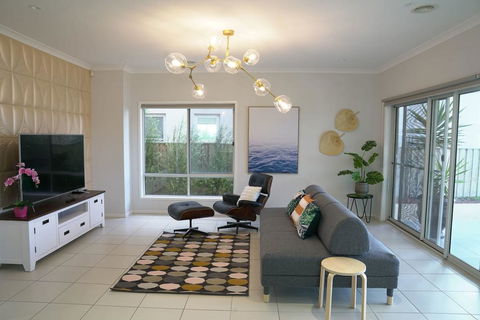 Luxury Waterfront Villa In Sanctuary Lakes - New Castle Holiday 0