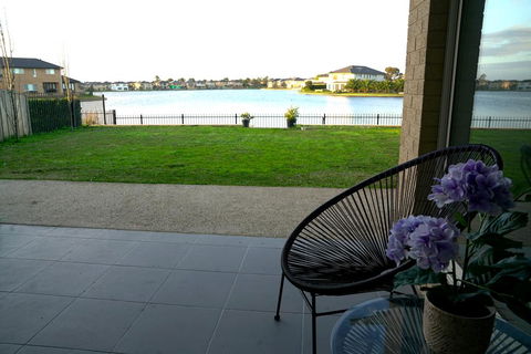 Luxury Waterfront Villa In Sanctuary Lakes - New Castle Holiday 1