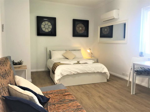 M207 Within The Free Transit Zone. Central Studio - New Castle Holiday 1