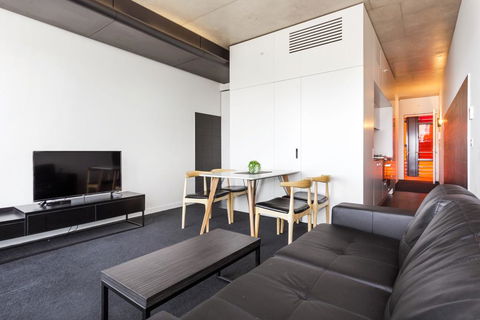 Magnificent Apartment With Spa In Melb - New Castle Holiday 3