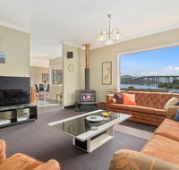 Manfield City Waterfront View Cottage - New Castle Holiday
