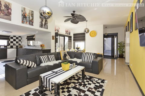 Marilyns Place: Private + Spacious + Central - New Castle Holiday 0