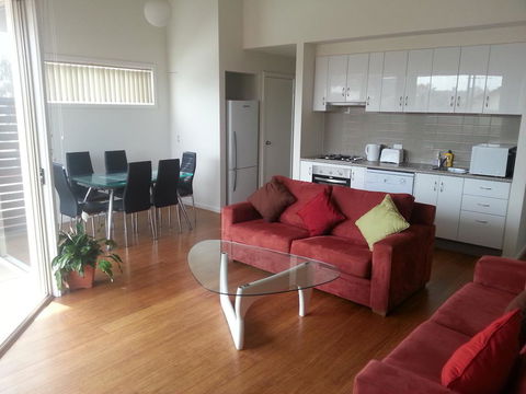 McKillop Geelong By Gold Star Stays - New Castle Holiday 2