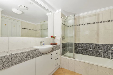 Mediterranean Beachfront Apartments - New Castle Holiday 3