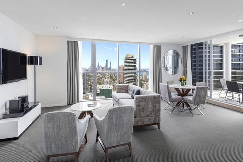 Meriton Suites Broadbeach - New Castle Holiday 1