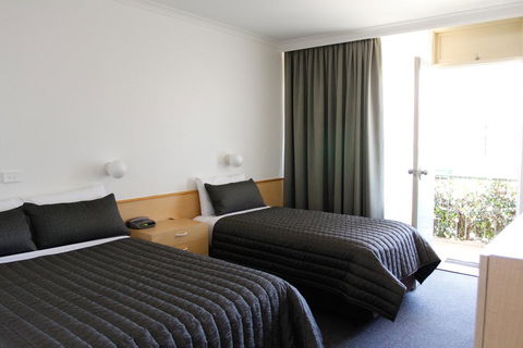Mid City Motor Inn Queanbeyan - New Castle Holiday 3