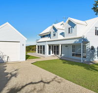 Middle Rock Beach House - Beach Front Lake Cathie - New Castle Holiday