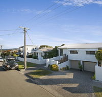 Minutes walk to Peregian Beach and surf - Unit 1/28 Pelican Street - New Castle Holiday