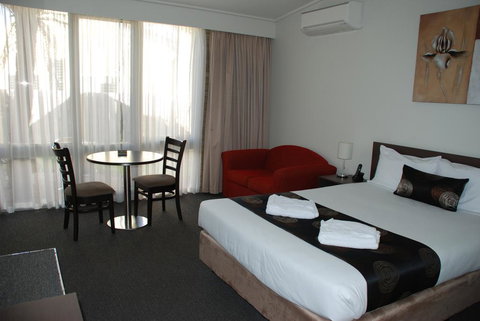 Mitchell On Main - New Castle Holiday 1