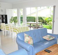 MODERN 3 BEDROOM APARTMENT IN TRADITIONAL QUEENSLANDER  PATIO LEAFY YARD POOL - New Castle Holiday