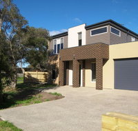 Modern Beachside 5 Bedrooms - New Castle Holiday
