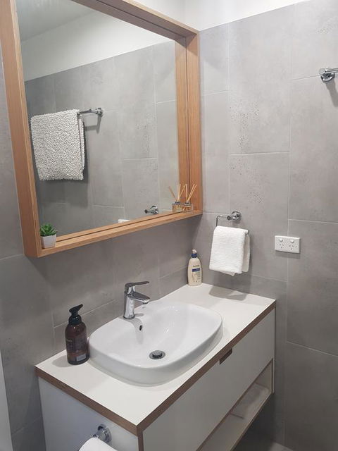 Modern, Private And Close To Town. - New Castle Holiday 3