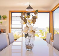 Moonah House-10 mins to CBD  MONA 4BR 2 BATH great view park 3 cars sleep 11 king bed en-suite - New Castle Holiday
