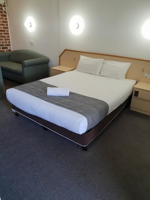 Moonraker Motor Inn - New Castle Holiday 1