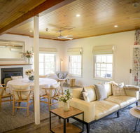 Myrtle Tree Lodge - Flowers Kangaroo Valley - New Castle Holiday