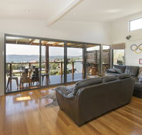 Ned Kelly's Retreat - Sophisticated style with modern convenience and magical outlook - New Castle Holiday