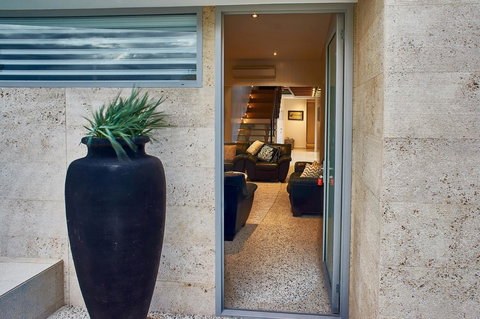 The Urban Beach House - New Castle Holiday 6