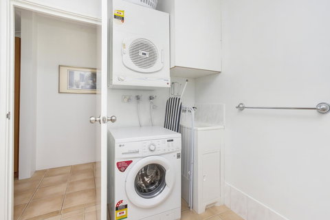 6 Executive Eastside Parking, Gym & Pool - New Castle Holiday 14