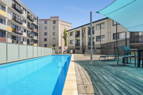 6 Executive Eastside Parking, Gym & Pool - New Castle Holiday 24