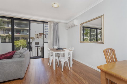 6 Executive Eastside Parking, Gym & Pool - New Castle Holiday 18