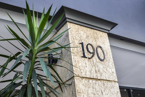 6 Executive Eastside Parking, Gym & Pool - New Castle Holiday 9