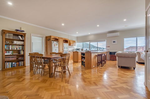 Serpentine Rose - New Castle Holiday 4