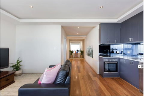Adele's Luxury South Beach Apartment With King Bed - New Castle Holiday 12