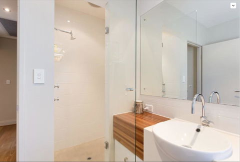 Adele's Luxury South Beach Apartment With King Bed - New Castle Holiday 16