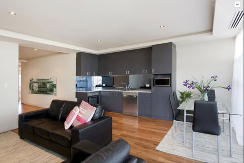 Adele's Luxury South Beach Apartment With King Bed - New Castle Holiday 10