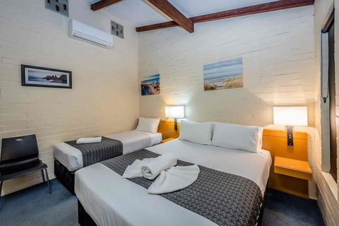 Nightcap At Wintersun Hotel - New Castle Holiday 12