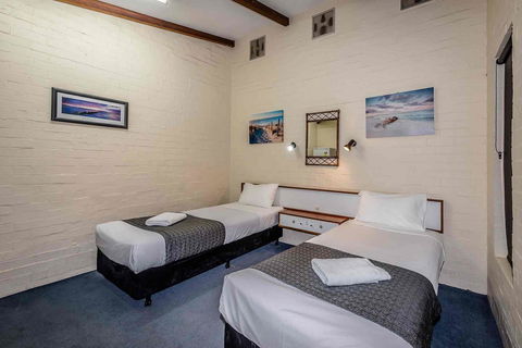 Nightcap At Wintersun Hotel - New Castle Holiday 16