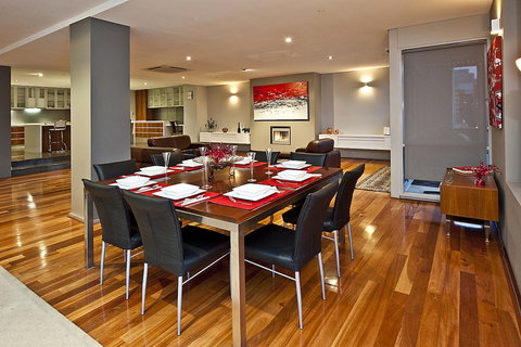 New York On King - New Castle Holiday 31