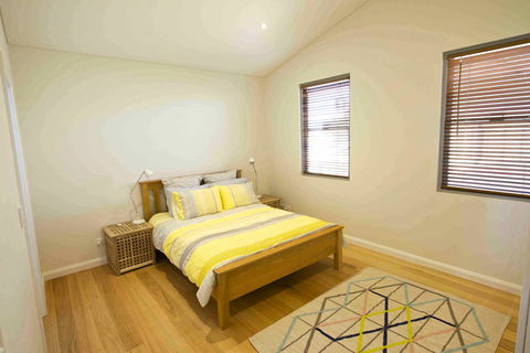 Sunny Blinco Street House - New Castle Holiday 8