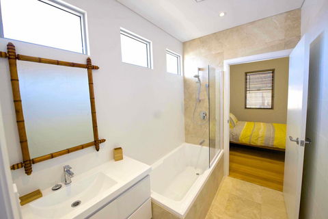 Sunny Blinco Street House - New Castle Holiday 9